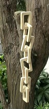 一本の木から出来た鎖